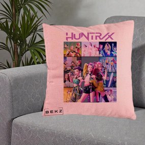 Perna Personalizata K-pop HUNTRX Colaj Animat Foto Grup, 40x40 cm, Roz, Husa Detasabila, Perna Inclusa, BEKZ®