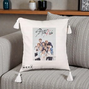 Perna Personalizata K-pop Stray Kids cu Foto Grup Alb-Albastru, 40x40 cm, Bej cu Franjuri, Husa Detasabila, Perna Inclusa, BEKZ®