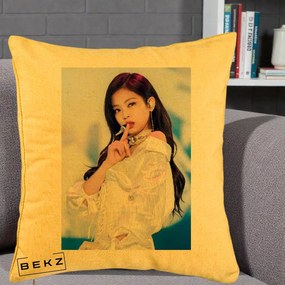 Perna Personalizata K-pop BLACKPINK Jennie Concert Alb cu Microfon, 40x40 cm, Galben, Husa Detasabila, Perna Inclusa, BEKZ®