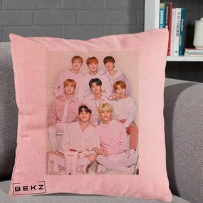 Perna Personalizata K-pop Stray Kids Foto Grup Pastel Roz-Alb cu 8 Membrii, 40x40 cm, Roz, Husa Detasabila, Perna Inclusa, BEKZ®