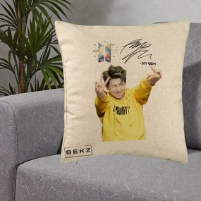 Perna Personalizata K-pop BTS RM Namjoon Hanorac Galben Autograf, 40x40 cm, Bej, Husa Detasabila, Perna Inclusa, BEKZ®