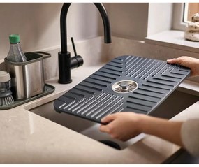 Protecție antiderapantă pentru chiuvetă 30x40 cm SinkShield – Joseph Joseph