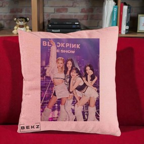 Perna Personalizata K-pop BLACKPINK The Show Concert cu 4 Membre pe Scena, 40x40 cm, Roz, Husa Detasabila, Perna Inclusa, BEKZ®