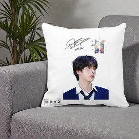 Perna Personalizata K-pop BTS Jin Portret Tinuta Albastra Autograf, 40x40 cm, Alba Mata, Husa Detasabila, Perna Inclusa, BEKZ®
