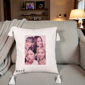 Perna Personalizata K-pop BLACKPINK Foto Grup Selfie Roz cu Glitter, 40x40 cm, Bej cu Franjuri, Husa Detasabila, Perna Inclusa, BEKZ®