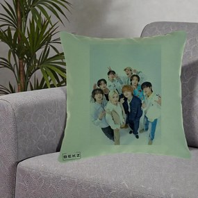 Perna Personalizata K-pop Stray Kids Foto Grup Alb cu 8 Membrii de Sus, 40x40 cm, Verde, Husa Detasabila, Perna Inclusa, BEKZ®