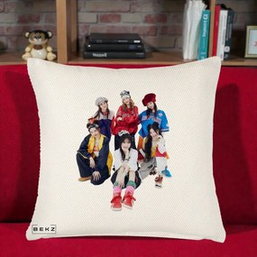 Perna Personalizata Grup K-pop Fete Streetwear Foto, 40x40 cm, Crem Reliefat, Husa Detasabila, Perna Inclusa, BEKZ®