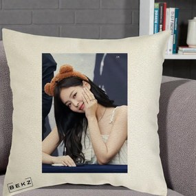 Perna Personalizata K-pop BLACKPINK Jennie Cute cu Diadema Ursulet, 40x40 cm, Ecru, Husa Detasabila, Perna Inclusa, BEKZ®