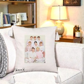 Perna Personalizata K-pop Stray Kids Foto Grup Pastel Roz-Alb cu 8 Membrii, 40x40 cm, Bej cu Franjuri, Husa Detasabila, Perna Inclusa, BEKZ®