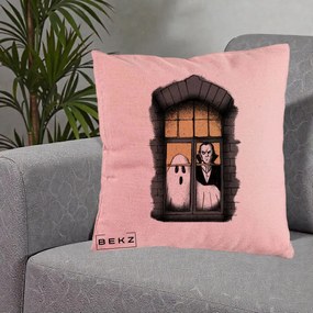 Perna Decorativa Halloween Fantoma si Dracula la Fereastra, 40x40 cm, Roz, Husa Detasabila, Perna Inclusa, BEKZ®