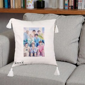 Perna Personalizata K-Pop Grup Foto Pasteluri cu 8 Artisti, 40x40 cm, Bej cu Franjuri, Husa Detasabila, Perna Inclusa, BEKZ®