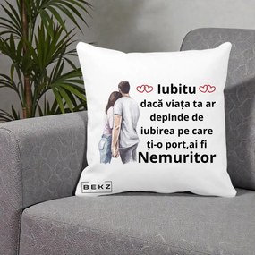 Cadou pentru Iubita - Perna Personalizata Iubitu Nemuritor cu Cuplu Acuarela si Inimi Rosii, 40x40 cm, Alba Mata, Husa Detasabila, Perna Inclusa, BEKZ®