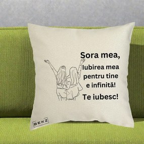 Cadou pentru Sora - Perna Personalizata Sora Mea Te Iubesc Line Art Doua Fete cu Brate Ridicate, 40x40 cm, Ecru, Husa Detasabila, Perna Inclusa, BEKZ®