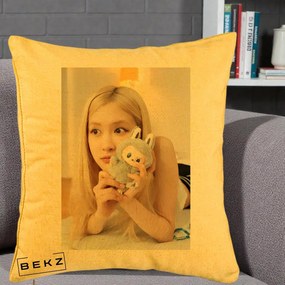 Perna Personalizata K-pop BLACKPINK Rose cu Papusa Iepure, 40x40 cm, Galben, Husa Detasabila, Perna Inclusa, BEKZ®