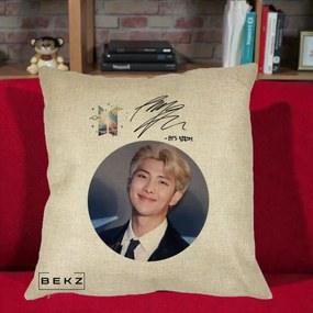 Perna Personalizata K-pop BTS RM Namjoon Portret Cerc cu Autograf, 40x40 cm, Crem, Husa Detasabila, Perna Inclusa, BEKZ®
