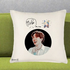 Perna Personalizata K-pop BTS J-Hope Portret cu Autograf, 40x40 cm, Crem Reliefat, Husa Detasabila, Perna Inclusa, BEKZ®