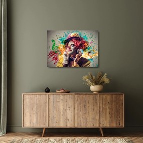 Tablou pe sticlă - Artista cu căști (70x50 cm)