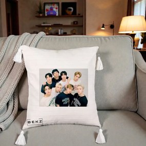 Perna Personalizata K-pop Stray Kids Foto Grup Text, 40x40 cm, Bej cu Franjuri, Husa Detasabila, Perna Inclusa, BEKZ®