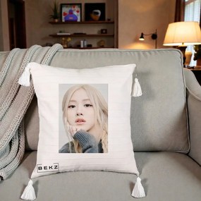 Perna Personalizata K-pop BLACKPINK Rose cu Jucarie de Plus, 40x40 cm, Bej cu Franjuri, Husa Detasabila, Perna Inclusa, BEKZ®