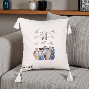 Perna Personalizata K-pop BTS Autografe Toti Membrii Fotografie, 40x40 cm, Bej cu Franjuri, Husa Detasabila, Perna Inclusa, BEKZ®