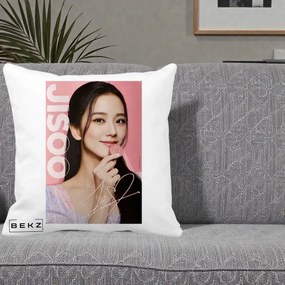 Perna Personalizata K-pop BLACKPINK Jisoo cu Semnatura si Fond Roz, 40x40 cm, Alba Mata, Husa Detasabila, Perna Inclusa, BEKZ®