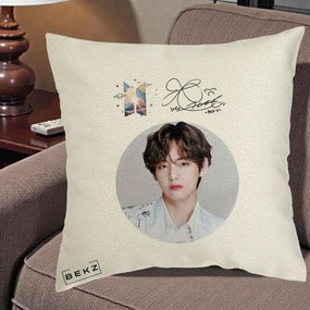 Perna Personalizata K-pop BTS V Taehyung Portret Cerc Autograf, 40x40 cm, Ecru, Husa Detasabila, Perna Inclusa, BEKZ®