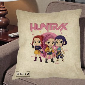Perna Personalizata K-pop HUNTRX Trio Chibi cu Arme, 40x40 cm, Crem, Husa Detasabila, Perna Inclusa, BEKZ®