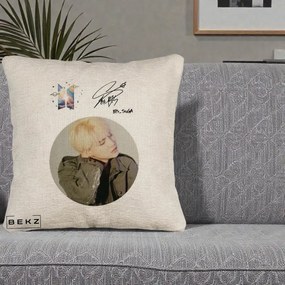 Perna Personalizata K-pop BTS Suga Portret cu Autograf, 40x40 cm, Bej Canapea, Husa Detasabila, Perna Inclusa, BEKZ®