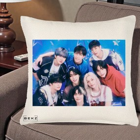 Perna Personalizata K-Pop Grup Foto Stele, 40x40 cm, Crem Reliefat, Husa Detasabila, Perna Inclusa, BEKZ®