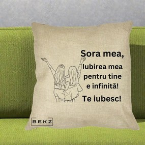 Cadou pentru Sora - Perna Personalizata Sora Mea Te Iubesc Line Art Doua Fete cu Brate Ridicate, 40x40 cm, Crem, Husa Detasabila, Perna Inclusa, BEKZ®