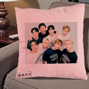 Perna Personalizata K-pop Stray Kids Foto Grup Text, 40x40 cm, Roz, Husa Detasabila, Perna Inclusa, BEKZ®