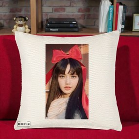 Perna Personalizata K-pop BLACKPINK Rose cu Funda Rosie, 40x40 cm, Crem Reliefat, Husa Detasabila, Perna Inclusa, BEKZ®