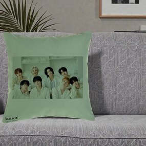 Perna Personalizata K-pop Stray Kids Foto Grup All-White Landscape, 40x40 cm, Verde, Husa Detasabila, Perna Inclusa, BEKZ®