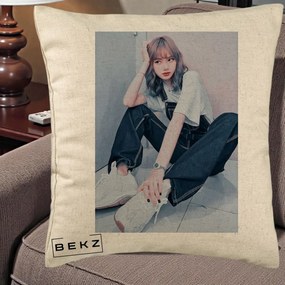 Perna Personalizata K-pop BLACKPINK Lisa, 40x40 cm, Bej, Husa Detasabila, Perna Inclusa, BEKZ®