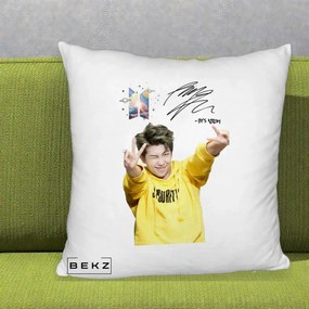 Perna Personalizata K-pop BTS RM Namjoon Hanorac Galben Autograf, 40x40 cm, Alb Pufos, Husa Detasabila, Perna Inclusa, BEKZ®