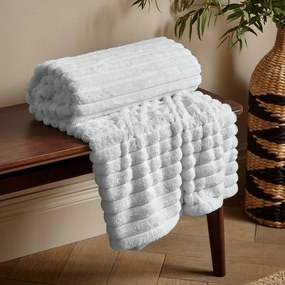 Pătură albă din micropluș/cocolino 130x170 cm Cosy Ribbed – Catherine Lansfield