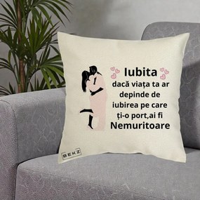 Cadou pentru Iubita - Perna Personalizata Iubita Nemuritoare cu Siluete de Cuplu, 40x40 cm, Ecru, Husa Detasabila, Perna Inclusa, BEKZ®
