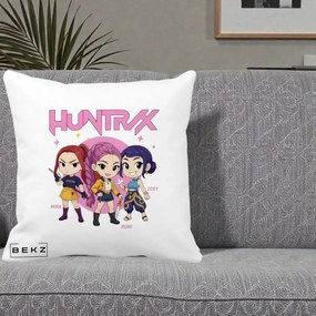 Perna Personalizata K-pop HUNTRX Trio Chibi cu Arme, 40x40 cm, Alba Mata, Husa Detasabila, Perna Inclusa, BEKZ®