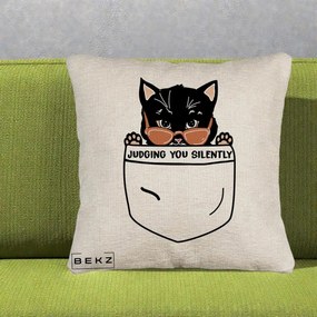 Perna Decorativa Judging You Silently Pisica Buzunar, 40x40 cm, Bej Canapea, Husa Detasabila, Perna Inclusa, BEKZ®