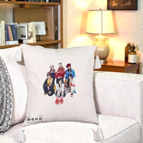 Perna Personalizata Grup K-pop Fete Streetwear Foto, 40x40 cm, Bej cu Franjuri, Husa Detasabila, Perna Inclusa, BEKZ®