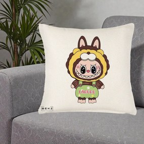 Perna Personalizata Labubu Leu Galben cu Salopeta, 40x40 cm, Crem Reliefat, Husa Detasabila, Perna Inclusa, BEKZ®