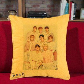 Perna Personalizata K-pop Stray Kids Foto Grup Pastel Roz-Alb cu 8 Membrii, 40x40 cm, Galben, Husa Detasabila, Perna Inclusa, BEKZ®