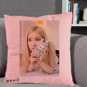 Perna Personalizata K-pop BLACKPINK Rose cu Papusa Iepure, 40x40 cm, Roz, Husa Detasabila, Perna Inclusa, BEKZ®