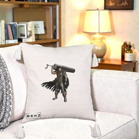 Perna Personalizata Berserk Guts Luptatorul Negru, 40x40 cm, Bej cu Franjuri, Husa Detasabila, Perna Inclusa, BEKZ®