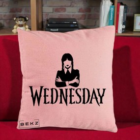 Perna Personalizata Wednesday Addams cu Brate Incrucisate, 40x40 cm, Roz, Husa Detasabila, Perna Inclusa, BEKZ®