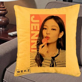 Perna Personalizata K-pop BLACKPINK Jennie cu Semnatura si Fond Roz, 40x40 cm, Galben, Husa Detasabila, Perna Inclusa, BEKZ®