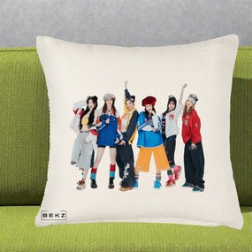 Perna Personalizata Grup K-pop Fete in Picioare Foto, 40x40 cm, Crem Reliefat, Husa Detasabila, Perna Inclusa, BEKZ®