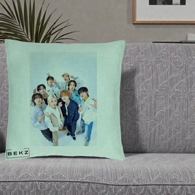 Perna Personalizata K-pop Stray Kids Foto Grup Alb cu 8 Membrii de Sus, 40x40 cm, Verde Menta, Husa Detasabila, Perna Inclusa, BEKZ®