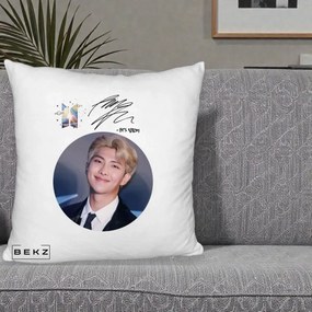 Perna Personalizata K-pop BTS RM Namjoon Portret Cerc cu Autograf, 40x40 cm, Alb Pufos, Husa Detasabila, Perna Inclusa, BEKZ®