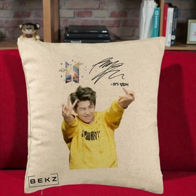 Perna Personalizata K-pop BTS RM Namjoon Hanorac Galben Autograf, 40x40 cm, Bej, Husa Detasabila, Perna Inclusa, BEKZ®